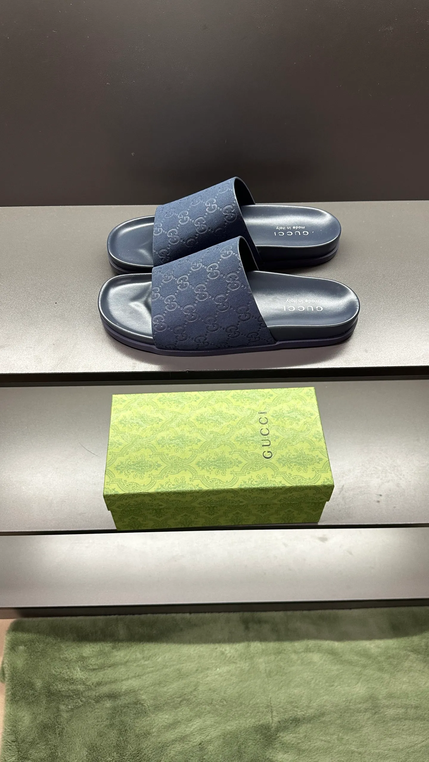 [G Home New Style] P: 300💰Men's size 39~45, (46. Customized) This slipper is made of GG polyester fiber and is decorated with a Gucci label on the front, which adds a striking logo feel to the style. "Gucci Made in Italy" stamped label Rubber sole Flat Made in Italy